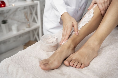 zensine-vid-sboku-delaut-massaz-v-spa-salone (1)