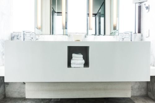 belyi-farfor-rakovina-s-polotencami